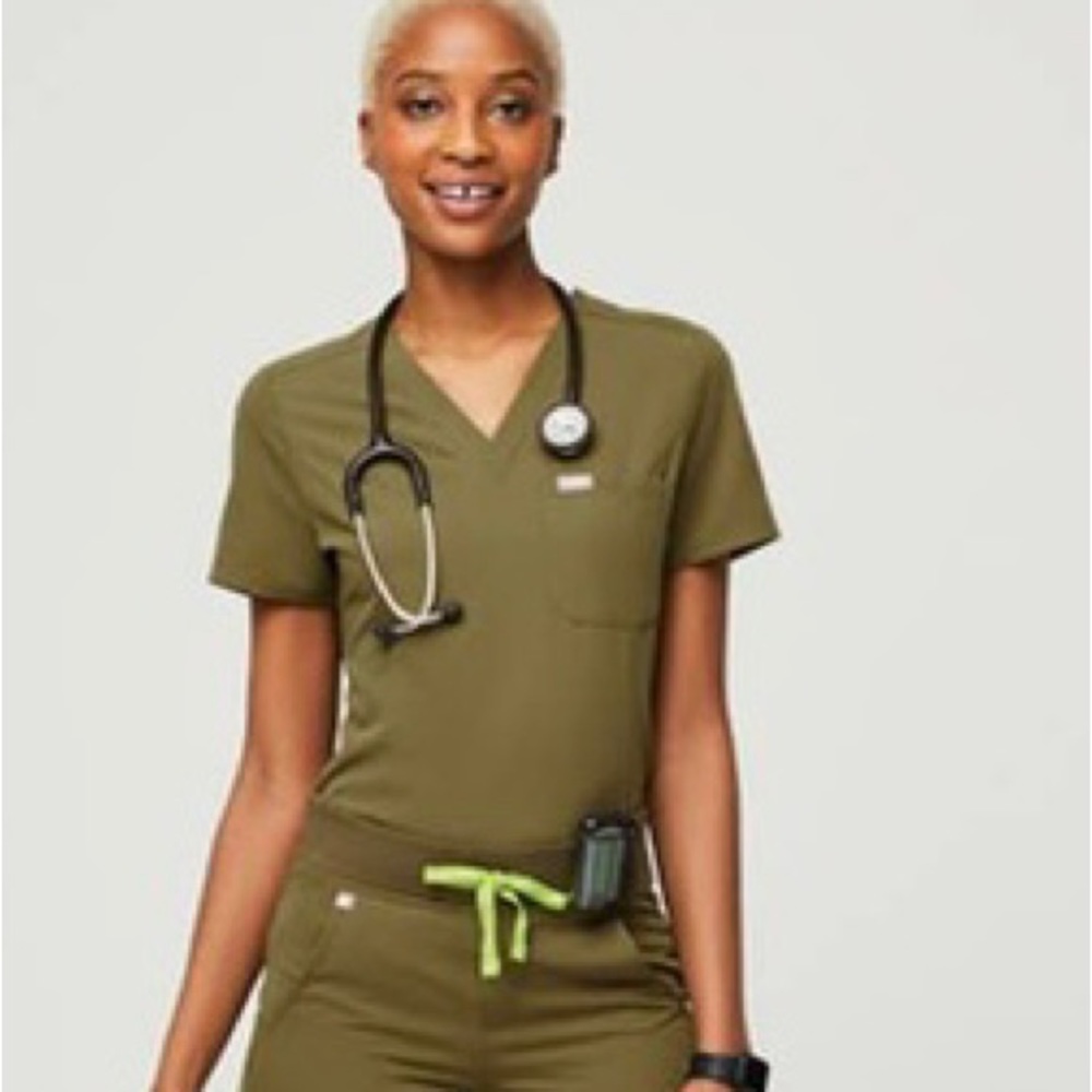FIGS LIMITED EDITION 🫒Women’s Martini Olive Catarina Scrub Top, XL